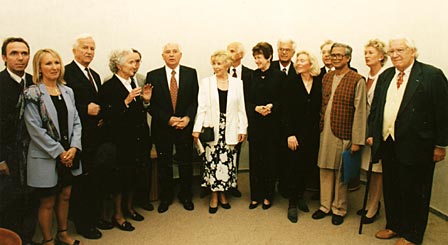 De gauche  droite, Membres Honoraires du Club de Budapest: Dr. Thomas Druyen, Gil Wright, Dr. Richard von Weizscker, Marion Grfin Dnhoff, Michail Gorbatchev, Raissa Gorbatchev, Prof. Ervin Laszlo, Riane Eisler, Hushmand Sabet, Nancy Wimmer, Lothar Spth, Mohammad Yunus, Petra Roth, Sir Peter Ustinov.